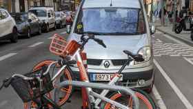 Dos bicicletas aparcadas enfrente de un coche en Barcelona / @BiciHater