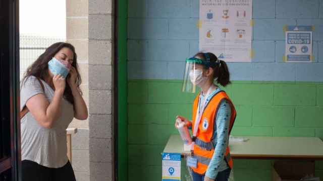 Control anti-covid a las puertas de un colegio electoral en Galicia / EUROPA PRESS