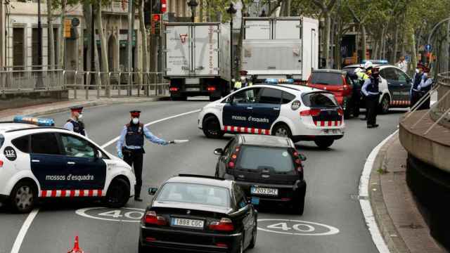 Control de movilidad de los Mossos d’Esquadra en Barcelona durante la pandemia / EFE - Toni Albir