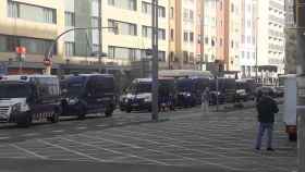 Media docena de furgonetas de los Mossos d'Esquadra en un macrodispositivo por un desahucio en el Paral·lel / METRÓPOLI ABIERTA