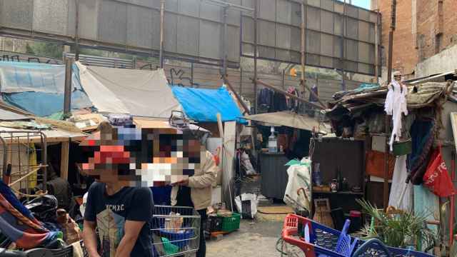 Algunos de los habitantes del poblado filipino ubicado en un solar 'okupado' del Poble-sec / V.M.