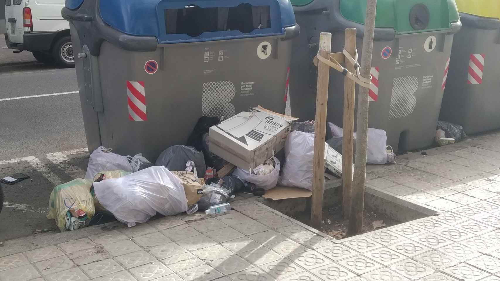Bolsas de basura junto a contenedores de reciclaje / MA - JORDI SUBIRANA
