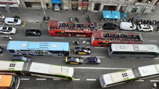 La ronda Universitat de Barcelona, llena de autobuses / SOS Ronda Universitat