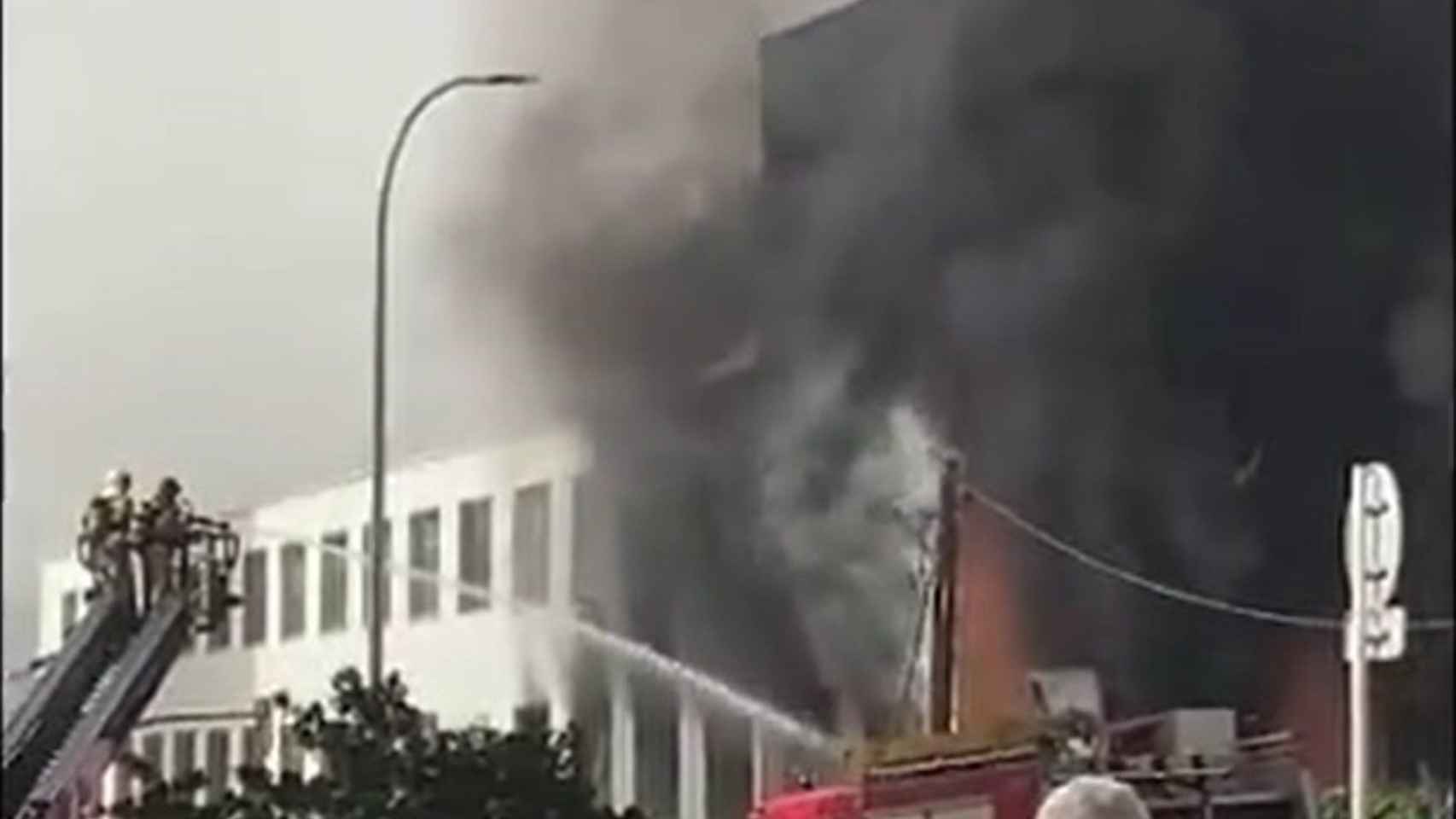 Aparatoso incendio en una fábrica de cremalleras de Rubí / BOMBERS DE LA GENERALITAT