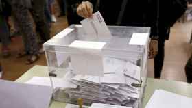 Un elector diposita su voto en la urna en unas elecciones catalanas / EFE