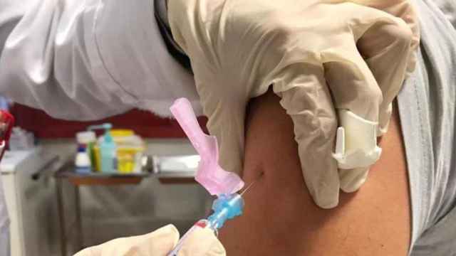 Una enfermera vacuna contra el covid-19 a un paciente / EUROPA PRESS