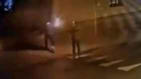 Momento en que dos personas lanzan el coctel molotov contra la comisaría de Matadepera