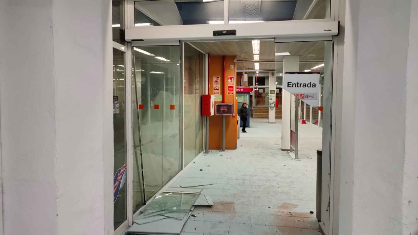 Así quedó la puerta de la estación de Vic/ RENFE-cedida