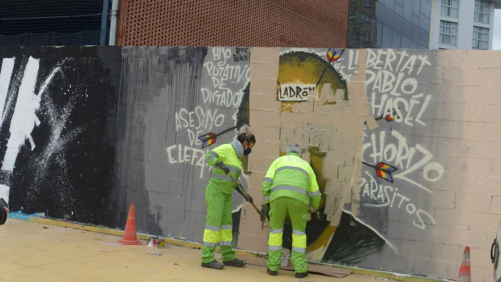 Trabajadores del servicio de limpieza borran el mural antimonárquico defendido por Badia y Serra / @ROCBLACKBLOCK