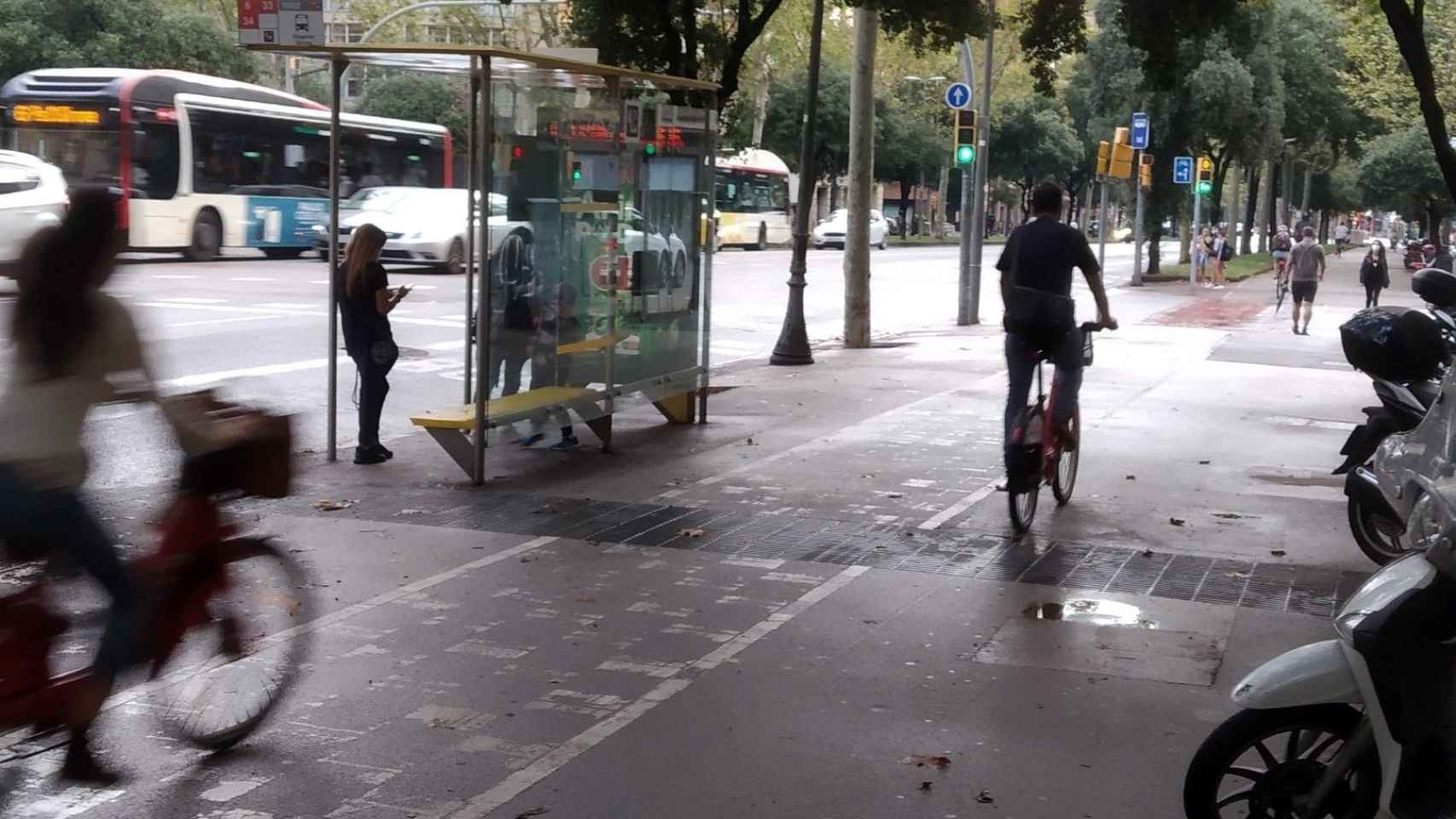 Ciclistas en un carril bici sobre la acera en la Diagonal / MA - JORDI SUBIRANA