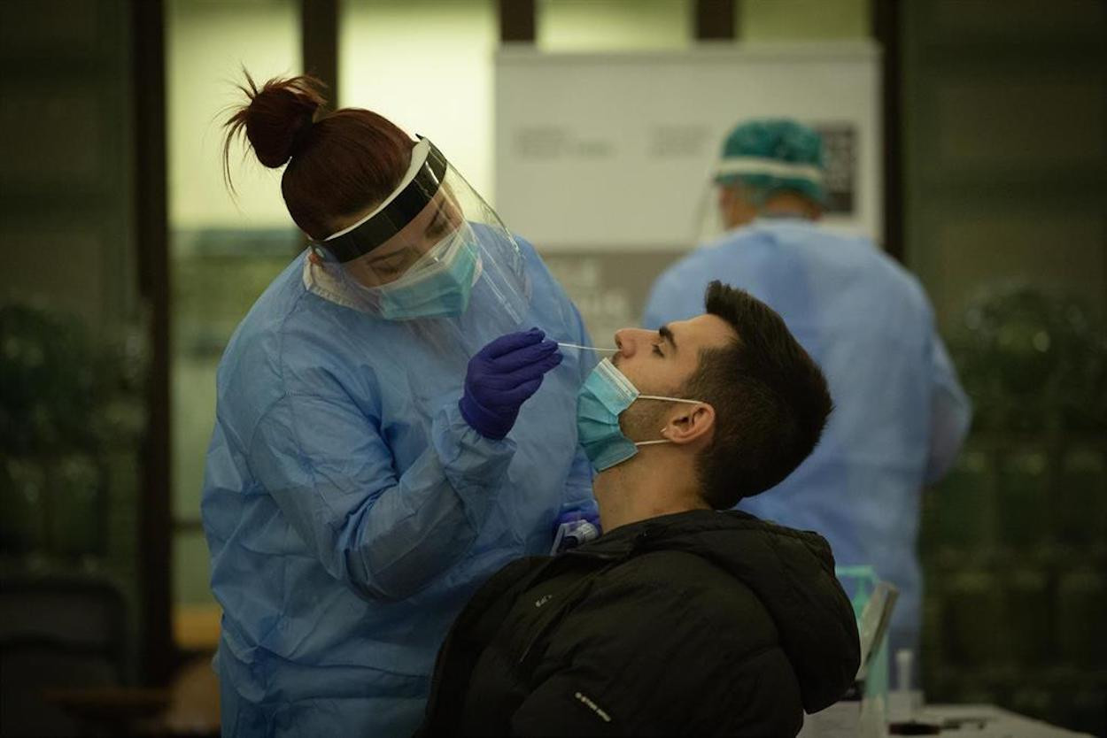 Un chico se somete a un test de antígenos en Barcelona / EUROPA PRESS