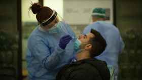 Un chico se somete a un test de antígenos en Barcelona / EUROPA PRESS