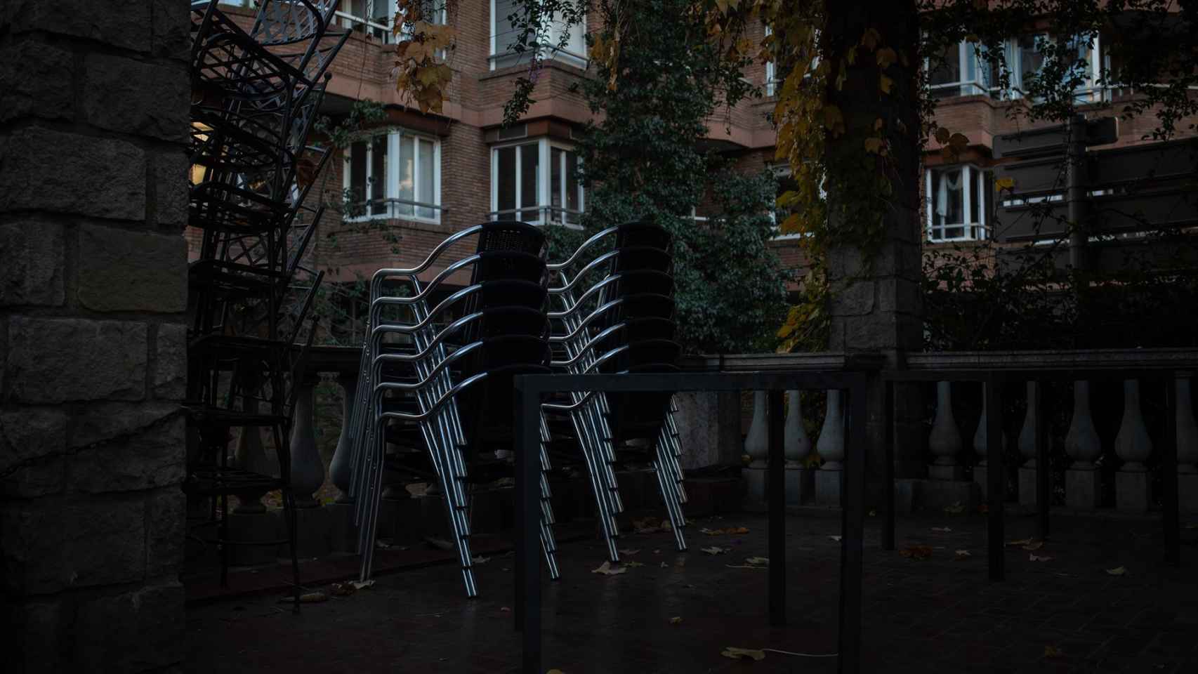 Sillas vacías en una terraza de una céntrica calle de Barcelona, a 21 de diciembre de 2020 / EUROPA PRESS - David Zorrakino