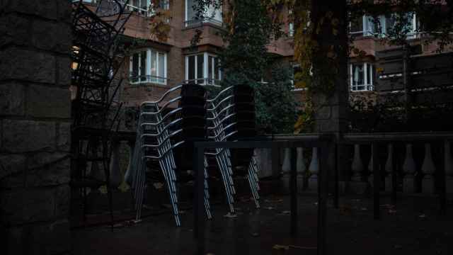 Sillas vacías en una terraza de una céntrica calle de Barcelona, a 21 de diciembre de 2020 / EUROPA PRESS - David Zorrakino