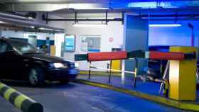 Un coche entrando en un parking subterráneo / ARCHIVO