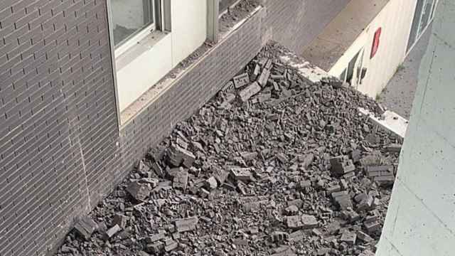 Se hundió la fachada de un edificio en la calle Doctor Aiguader de Barcelona / BETEVÉ
