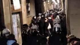 Enfrentamiento entre la policía y los concentrados en la calle Còdols del barri Gòtic/ TWITTER- RESISTIM AL GÒTIC