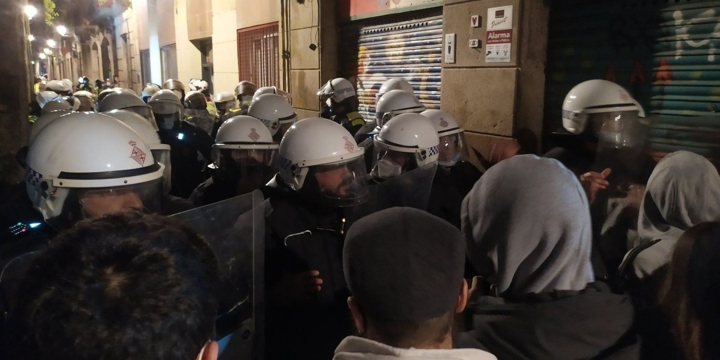 Despliegue policial por el desalojo en la calle Còdols / TWITTER-Sindicat d'Habitatge de la Barceloneta