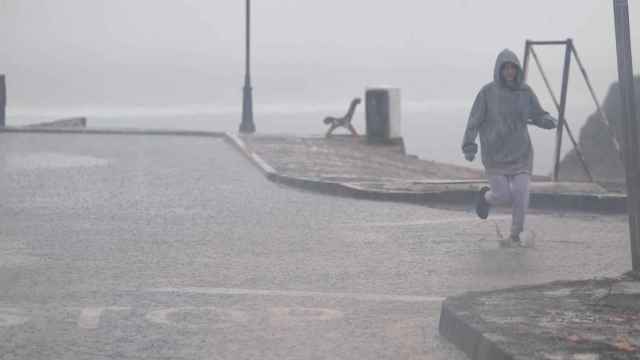 Una persona corre por las fuertes lluvias / EUROPA PRESS