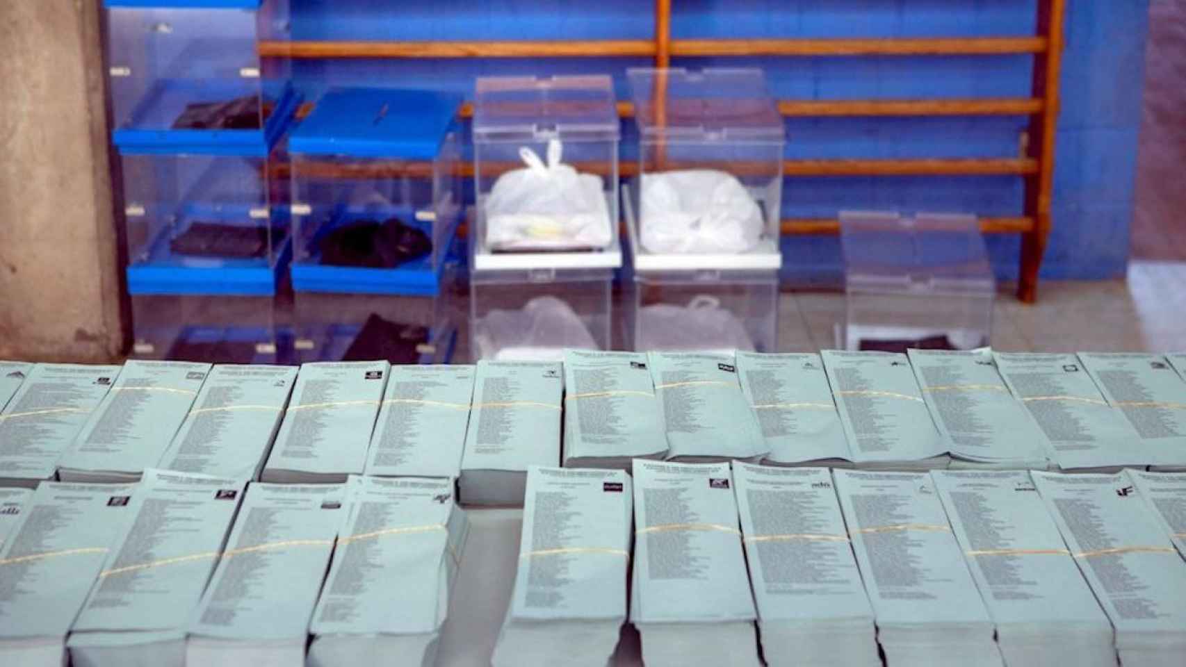 Papeletas preparadas para su traslado a colegios electorales en un almacén municipal de Barcelona / EFE