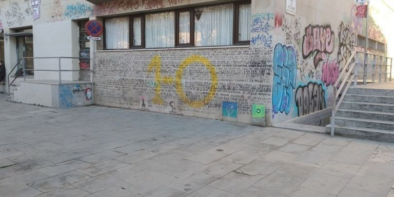 Grafitis del 1-O, en la plaza del Poble Romaní de Gràcia / METRÓPOLI ABIERTA - JORDI SUBIRANA