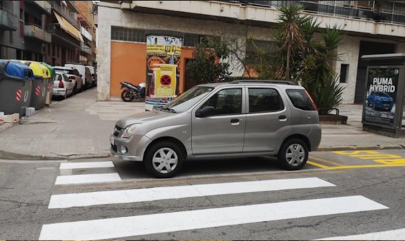 El vehículo mal estacionado en Badalona / REDES SOCIALES