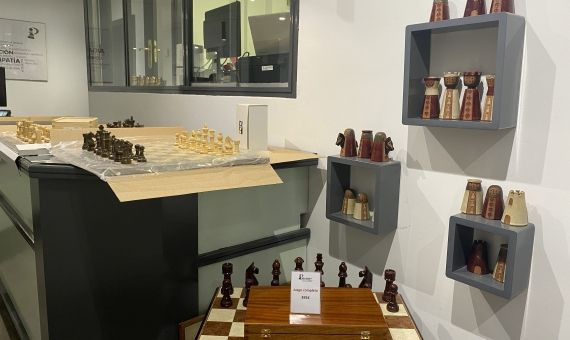 Interior de la tienda de ajedrez Peón Negro de Barcelona / M.A.