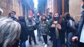 Entidades vecinales se concentran ante el edificio de la calle Còdols para protestar contra el desalojo / REDES SOCIALES