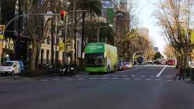 El autocar de Vox en la avenida de la Diagonal este jueves / GUILLEM ANDRES