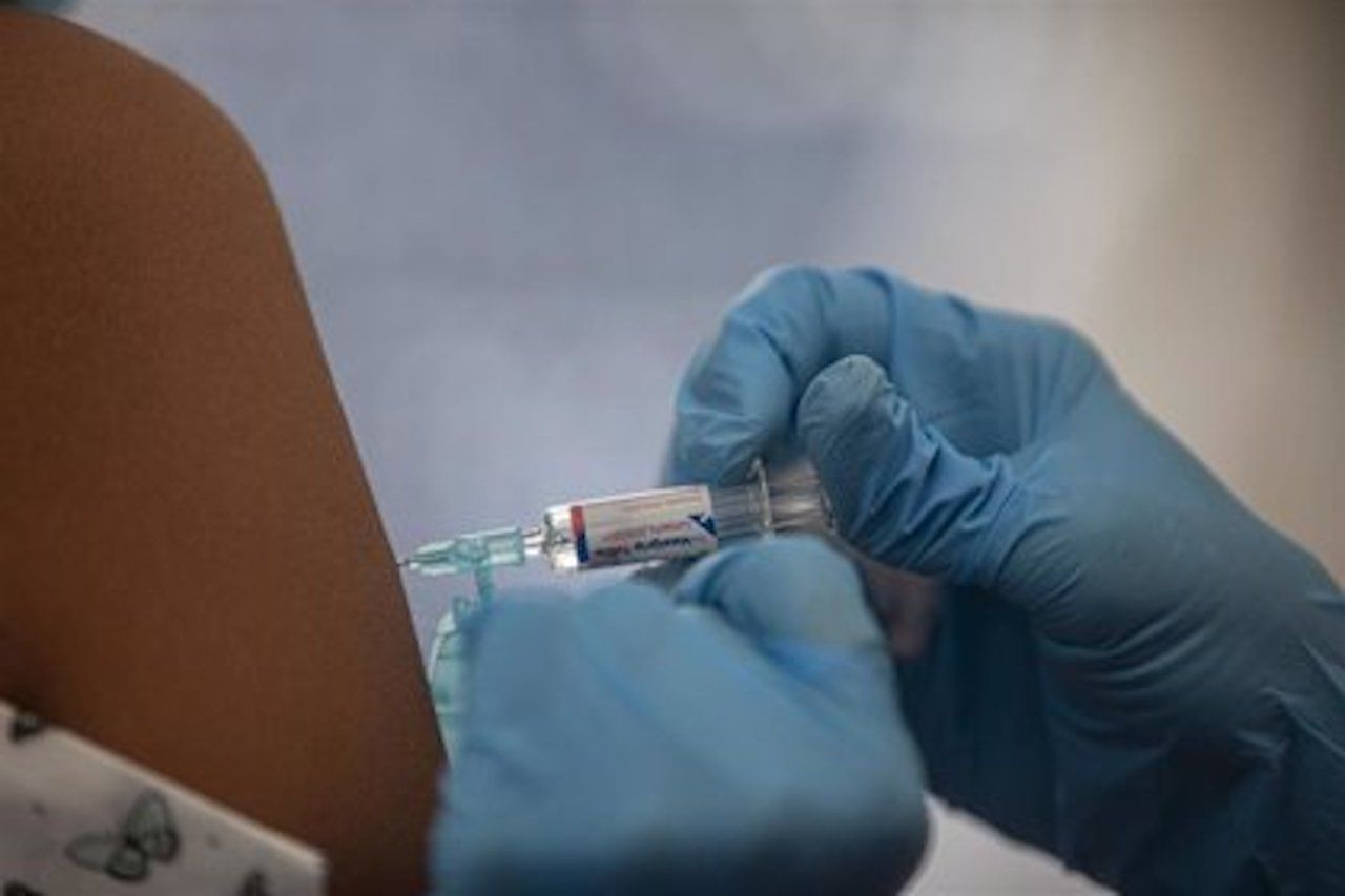 Vacunación de una persona en el Hospital del Vall d'Hebron de Barcelona / EUROPA PRESS