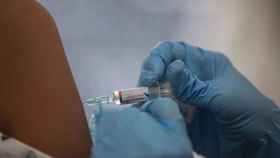 Vacunación de una persona en el Hospital del Vall d'Hebron de Barcelona / EUROPA PRESS