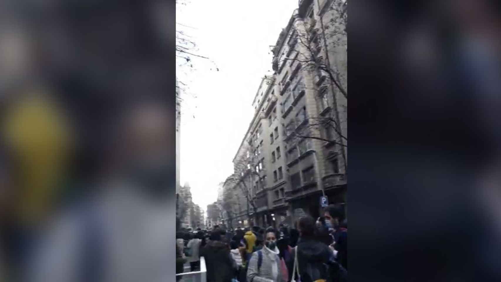 Captura de pantalla de uno de los vídeos de las manifestaciones de las escuelas en Barcelona / TWITTER - @beatrizpersa1