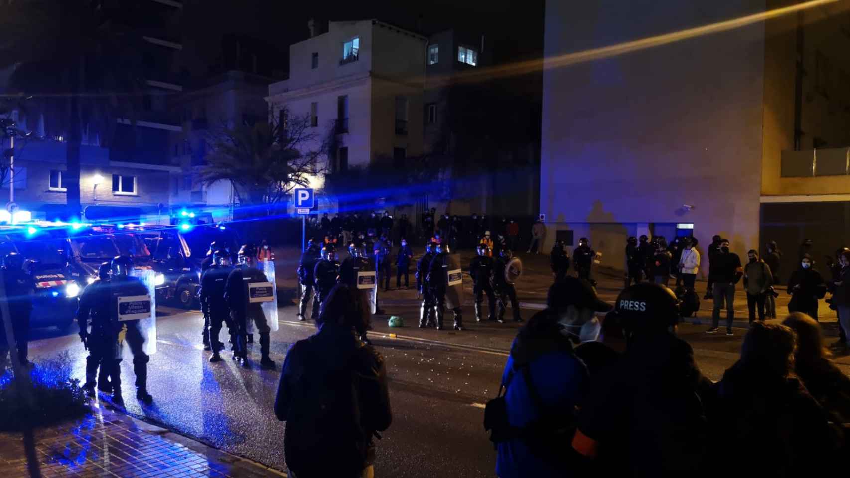 Agentes de los Mossos d'Esquadra durante un dispositivo policial / GUILLEM ANDRÉS