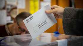 Voto en un colegio electoral durante las elecciones