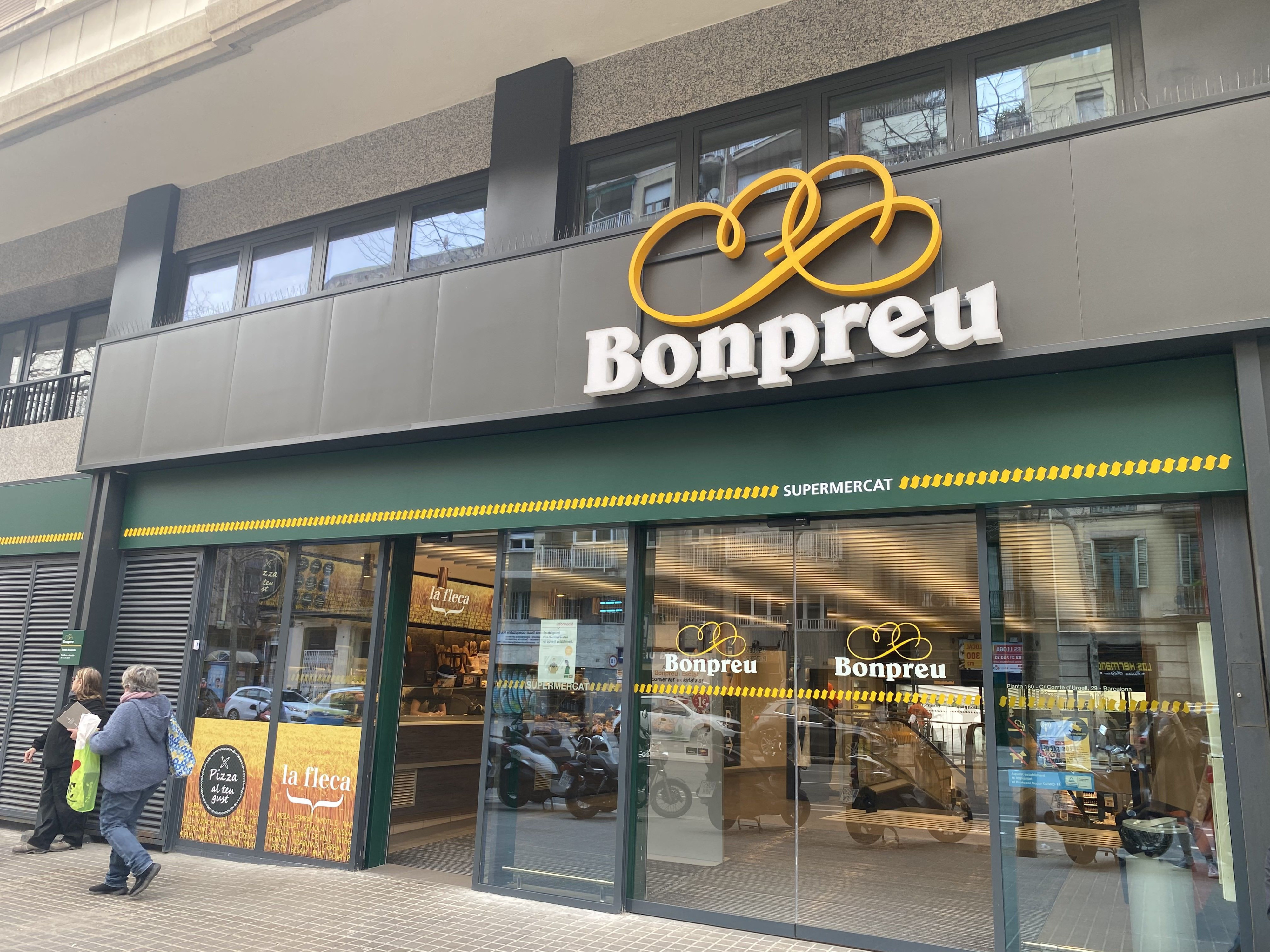 Exterior del supermercado Bonpreu ubicado en el antiguo cine Urgell / M.A.
