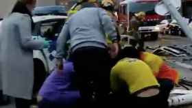 Sanitarios atienden a los agentes heridos en El Prat / THE SPANISH ARMY