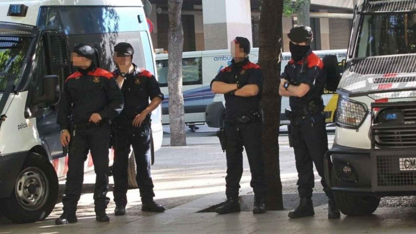 Agentes de los Mossos d'Esquadra, cuerpo policial que ha desalojado una rave en una masía / EFE