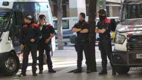 Agentes de los Mossos d'Esquadra, cuerpo policial que ha desalojado una rave en una masía / EFE