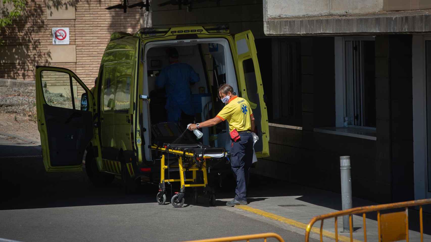 Un sanitario desinfecta una camilla de una ambulancia / EUROPA PRESS - David Zorrakino