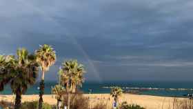 Espectacular arcoíris en La Barceloneta / JOSÉ CARLOS - @Jotace93