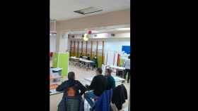 Miembros de las mesas electorales en el colegio de La Verneda, sin el 'kit' protector / CEDIDA