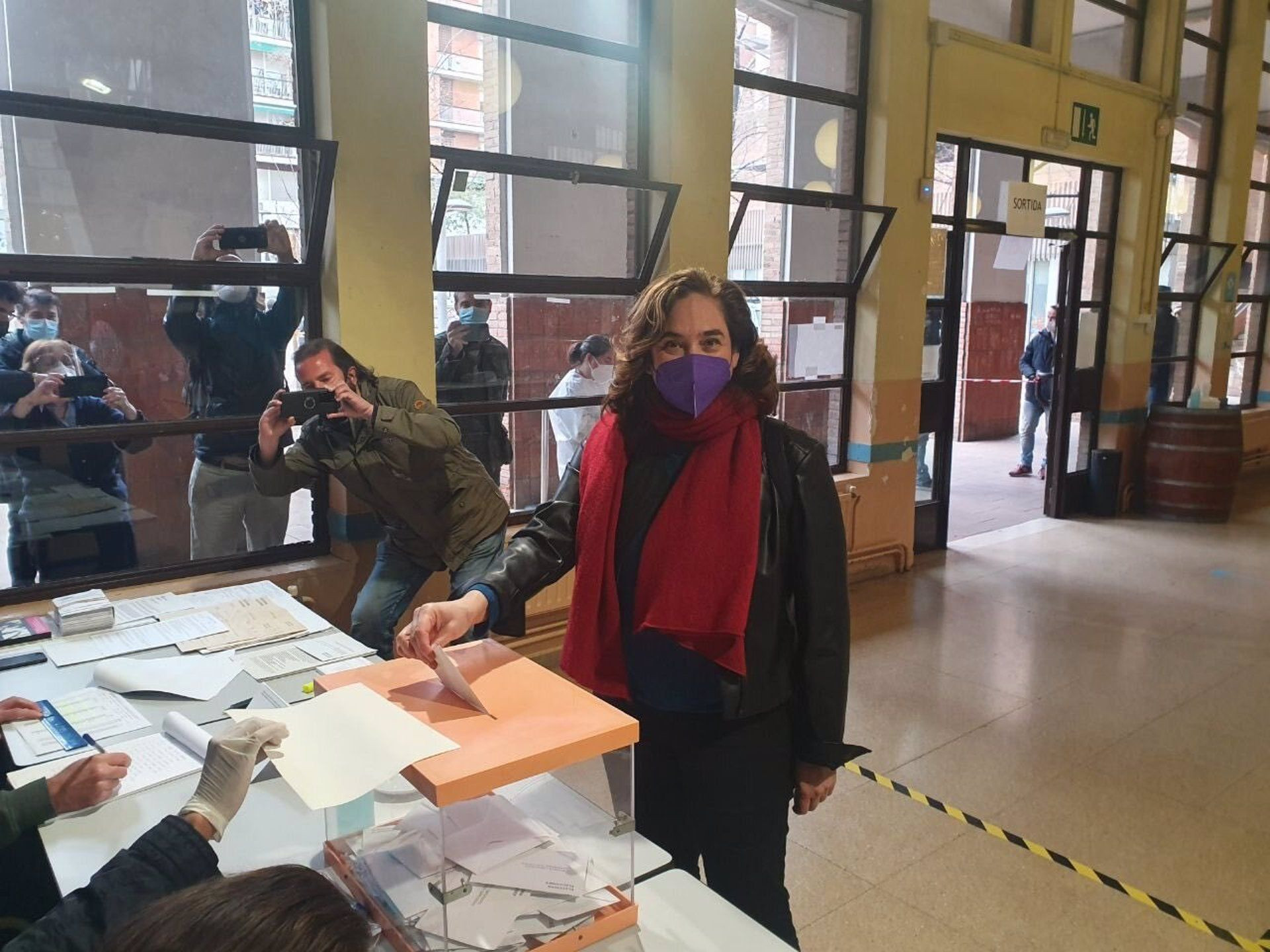 La alcaldesa Ada Colau en su colegio electoral en Barcelona para votar en unas elecciones al Parlament de Catalunya / @ADACOLAU