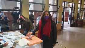 La alcaldesa Ada Colau en su colegio electoral en Barcelona para votar en unas elecciones al Parlament de Catalunya / @ADACOLAU