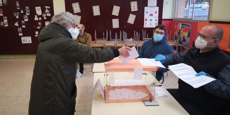 Una mujer deposita su voto en la escuela Ferrer i Guàrdia de Ciutat Meridiana / G.A