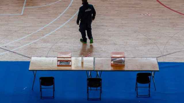 Urnas en el pabellón de Camp del Ferro de Sant Andreu / EFE