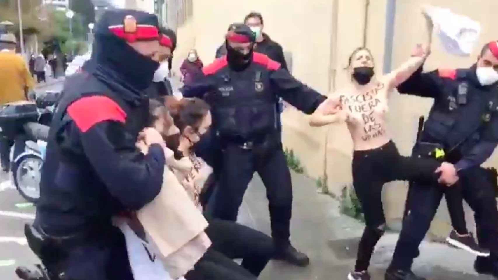 Activistas de Femen en la Bonanova / Las voces del pueblo