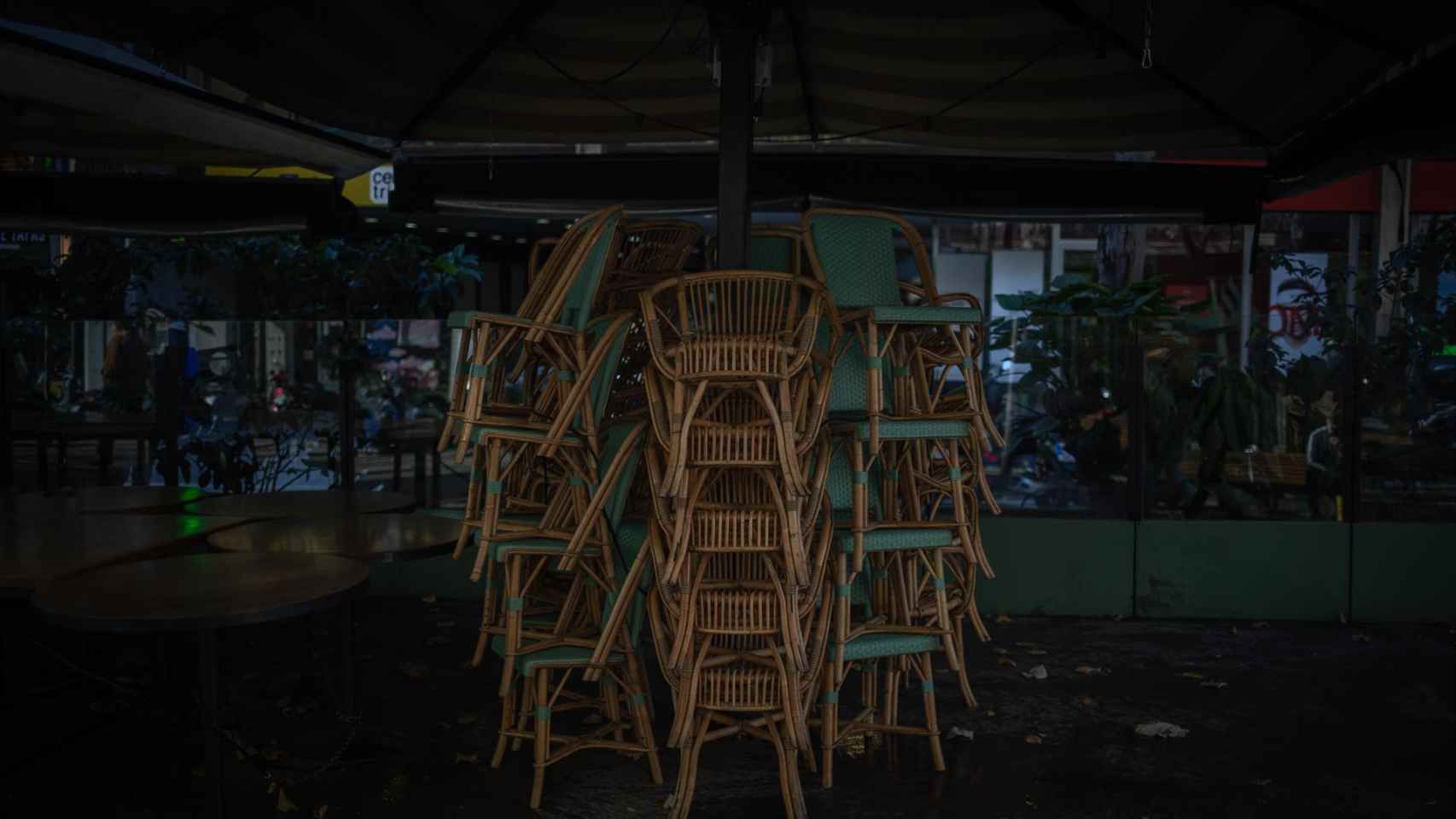 Varias sillas apiladas en una terraza (Archivo) / EUROPA PRESS - David Zorrakino