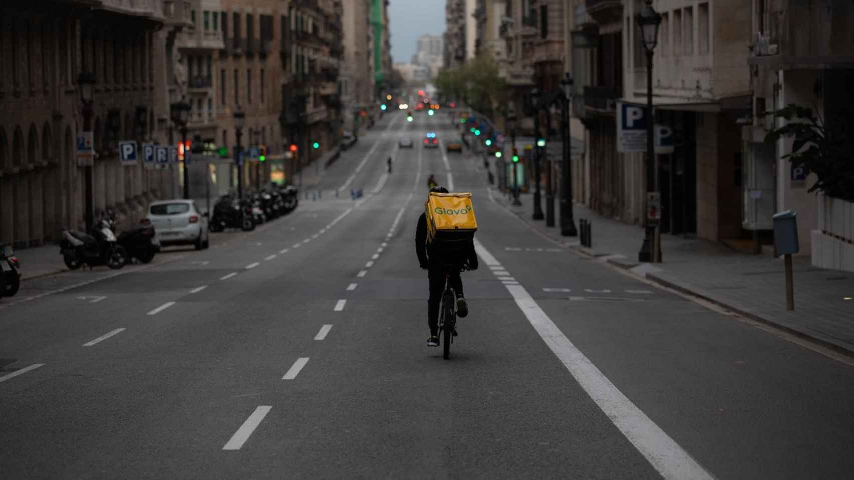 Un 'rider' de Glovo circulando por la Via Laietana de Barcelona / EUROPA PRESS