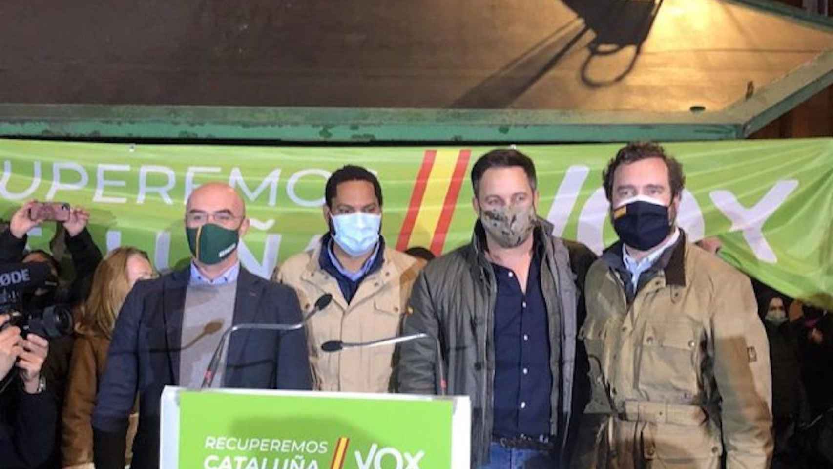 Ignacio Garriga y Santiago Abascal (centro de la imagen), durante el acto poselectoral de Vox / EUROPA PRESS
