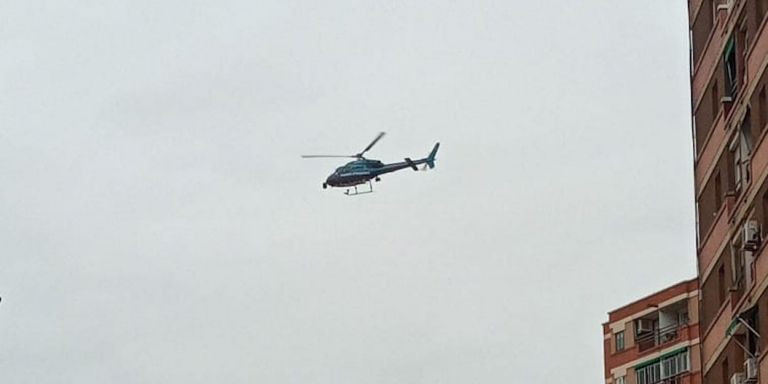 Un helicóptero busca al tercer asaltante escondido en un tejado del polígono Masor / MOSSOS D'ESQUADRA